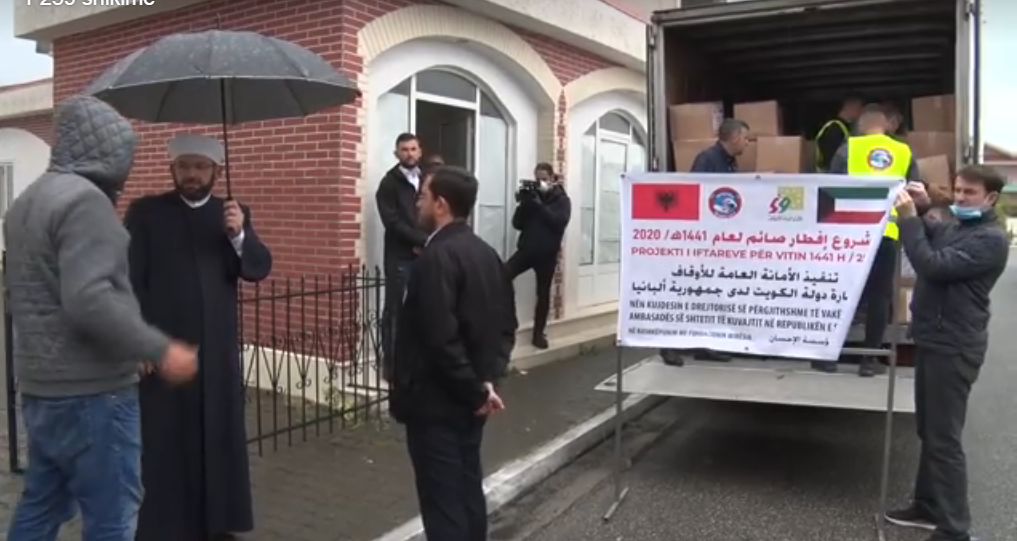 Shkodër/ Ambasada e Kuvajtit 150 pako me ushqime për familjet në nevojë