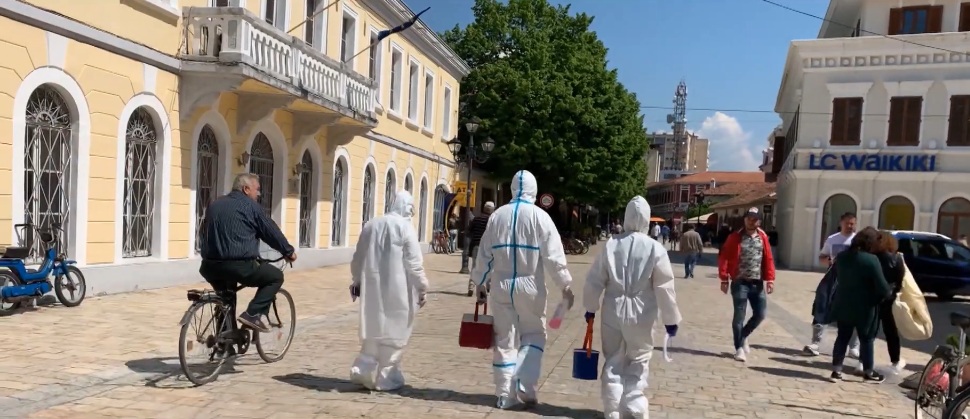 VIDEO/ Puna e epidemiologëve në Shkodër, ja si merren tamponët…