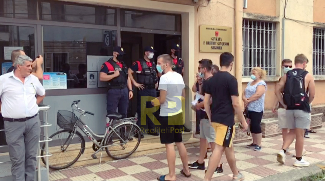 Shkodër/ Kundërshtuan punonjësin e Policisë për të hyrë…