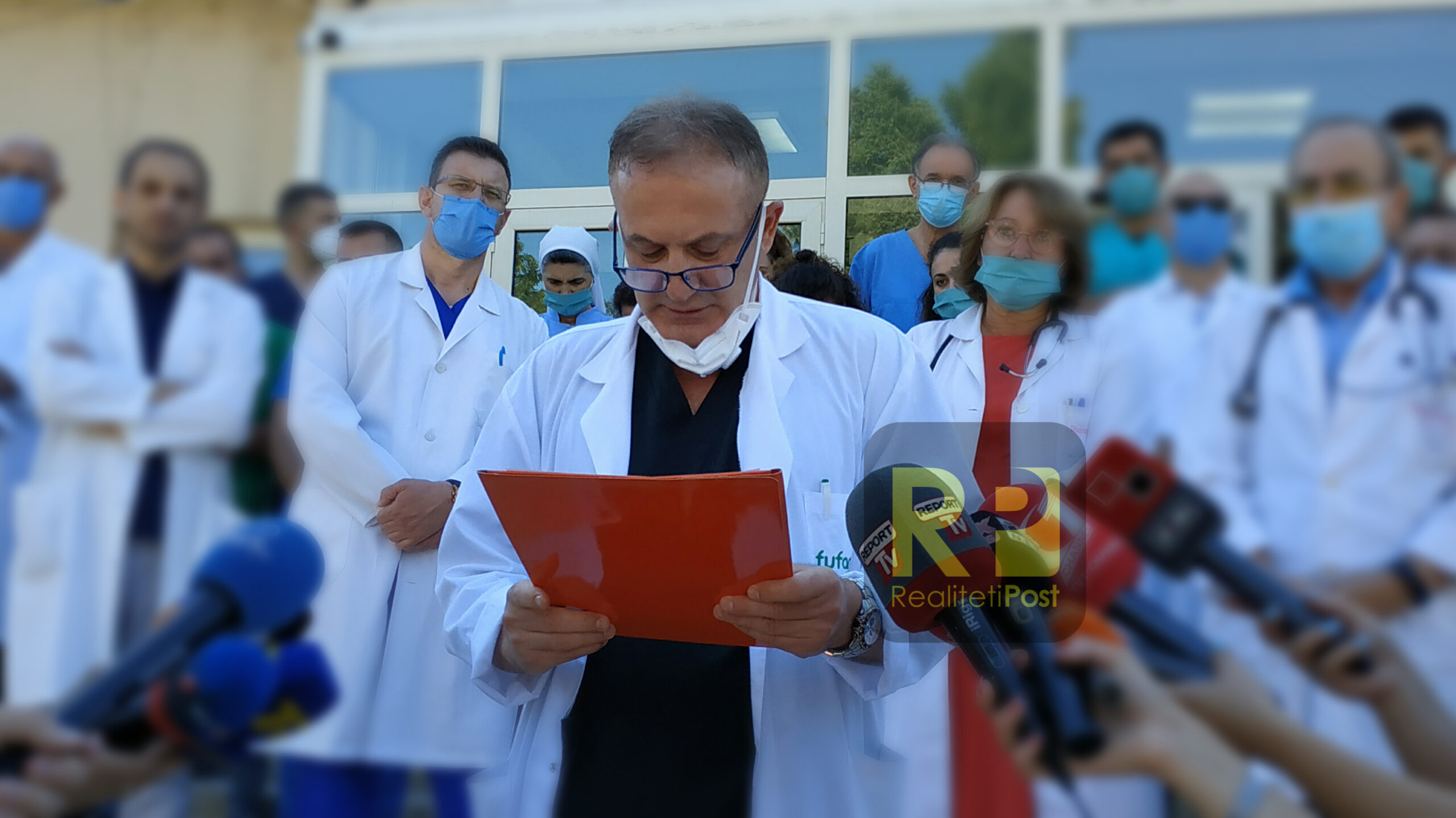 VIDEO/ Mjekët e spitalit të Shkodres mesazh prekës…
