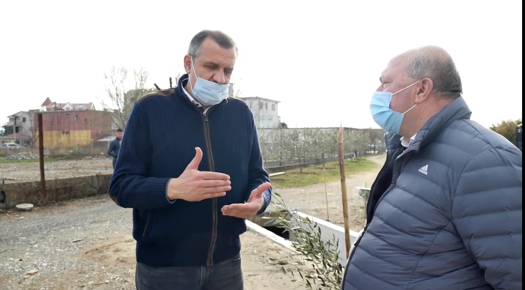 VIDEO/ Ilir Beqaj vizitë në Bashkinë Vau-Dejes: projekt…