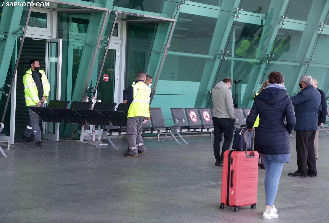 E rëndë në Rinas/ Hapet valixhja, qytetarit i vjedhin 9500 euro në aeroport. Rasti denoncohet në polici…