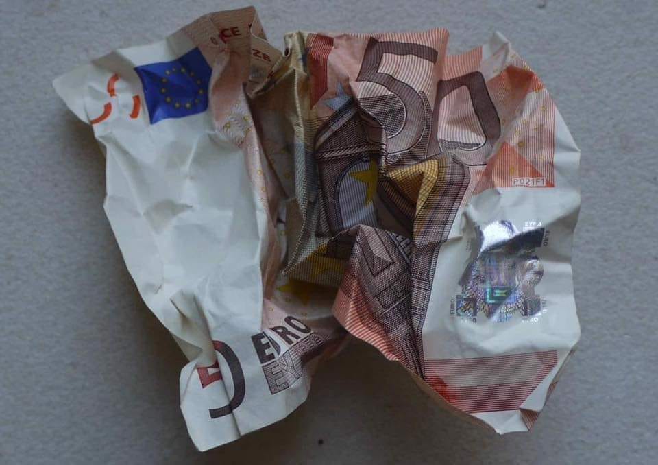 Një profesor në fakultet nxori 50 Euro dhe pyeti studentët:…