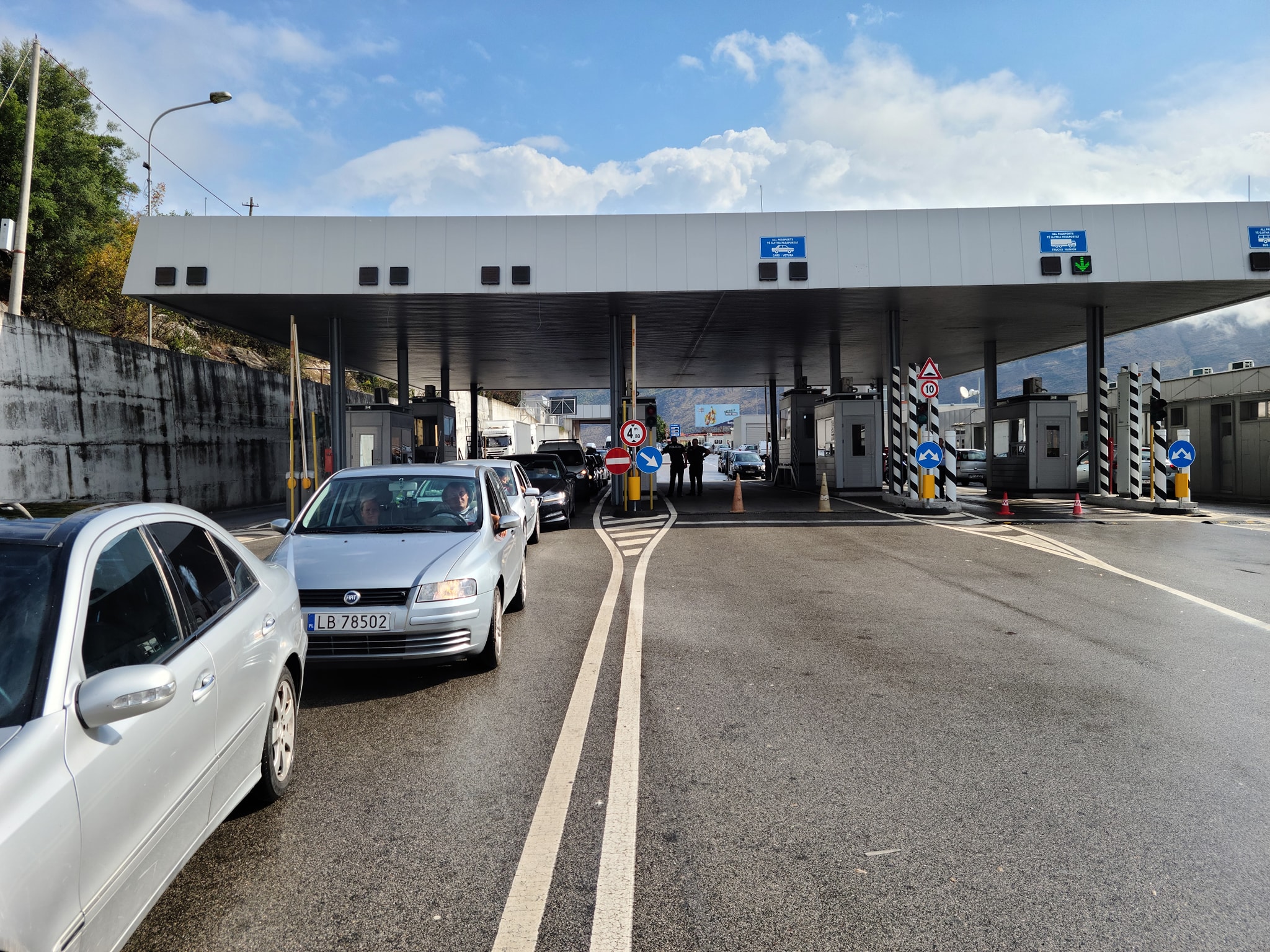 Pezullohen dy policë të Hanit të Hotit, të dyshuar për shpërdorim detyre pas kapjes së 131 kg drogë në Mal të Zi…