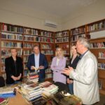 Spahia me studentët e Departamentit “Brain Gain”, dhurojnë libra për bibliotekën “Marin Barleti”…