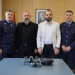 Dita e Deshmorëve/ Alban Xhaferi i dhuron policisë së Shkodrës paisje zbulimi, me…