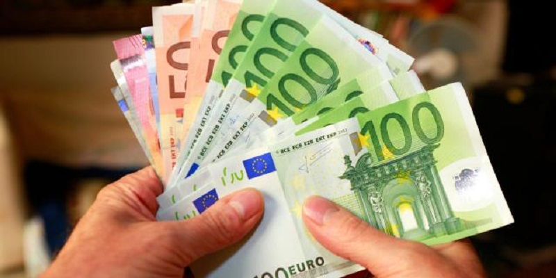 Nuk ndodhte në 24 vjet, Euro bie nën 100 lekë…