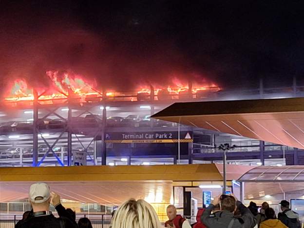 Zjarr masiv në aerportin ndërkombëtar të Lutonit në Londër, anulohen të gjitha fluturimet…