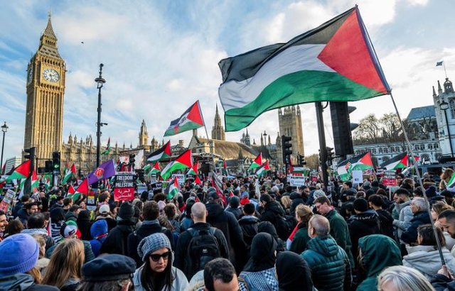 Mijëra protestues pro-palestinezë marshojnë në qendër të Londrës…