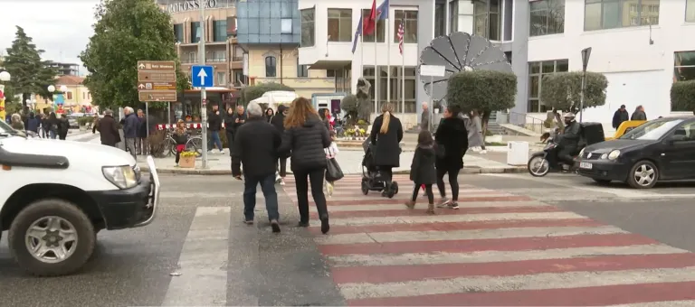 Gjoba për këmbësorët/ Qytetarët në Shkodër: Vendim i duhur, mund të disiplinojë shkelësit…(VIDEO)