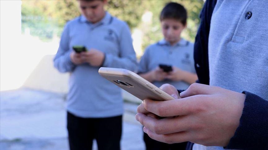 Britania do të ndalojë përdorimin e telefonave celularë në shkolla…