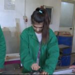 Përpunimi i drurit në “duart” e vajzave/ Shkolla Pyjore Shkoder tërheq edhe vajza…