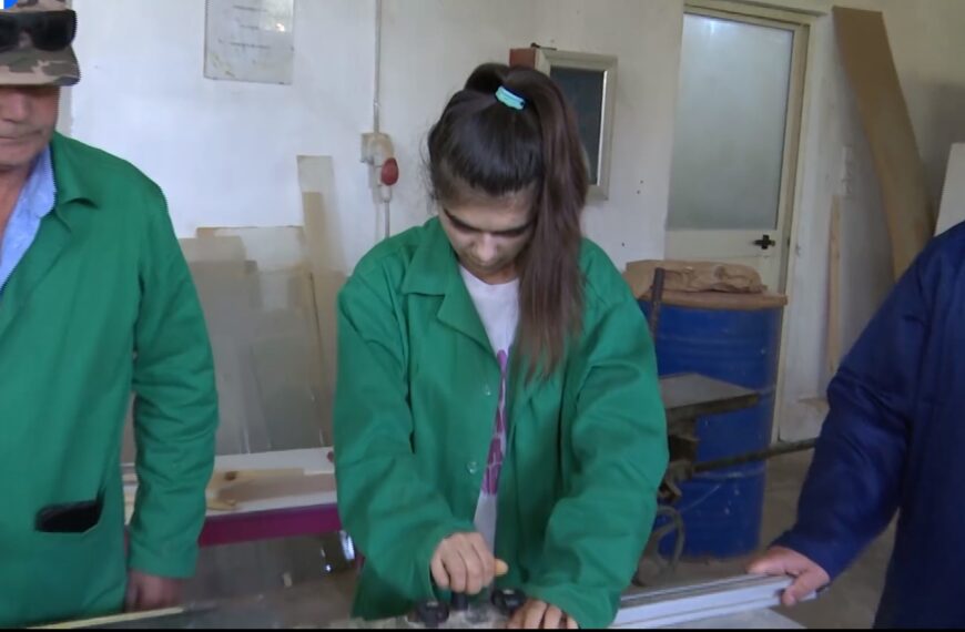 Përpunimi i drurit në “duart” e vajzave/ Shkolla Pyjore Shkoder…