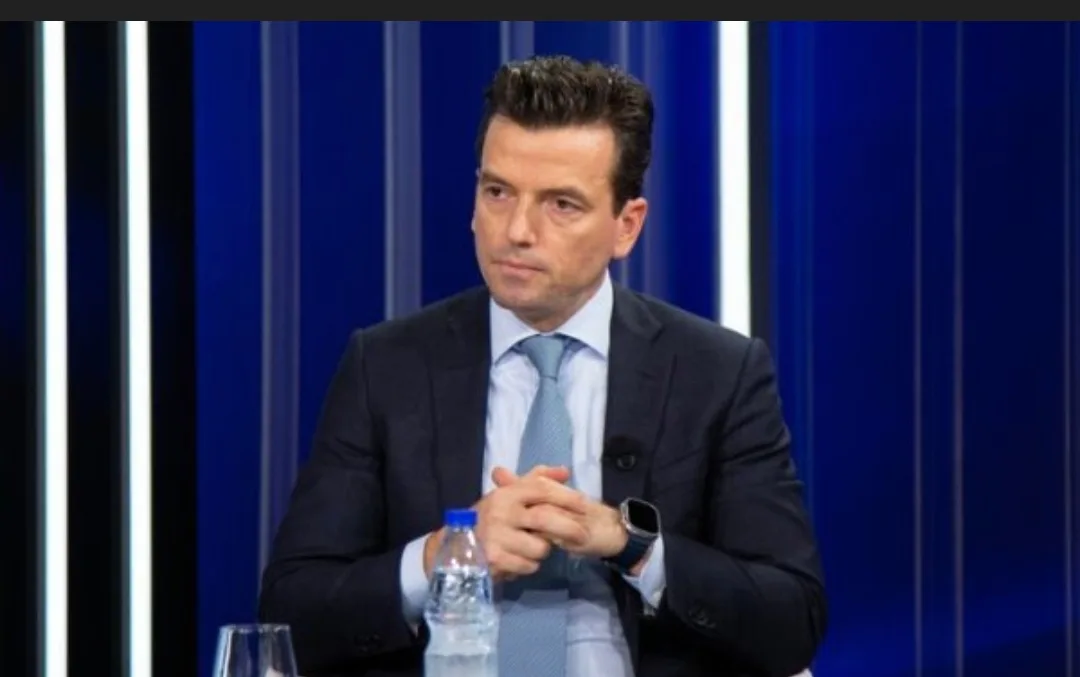 Agron Shehaj: “Dua të bëhem kryeministër”. Qeshin në studio, Salvador Kaçaj i thotë që “jep dorëheqjen sonte nga partia jote”…